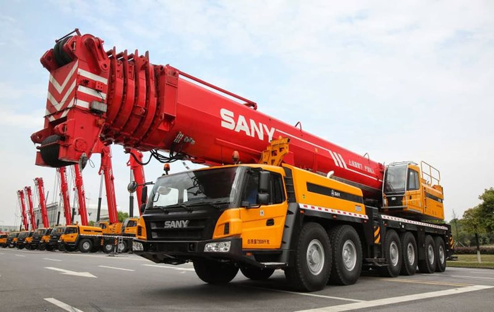 Mobile crane performing a structural lift in the UAE